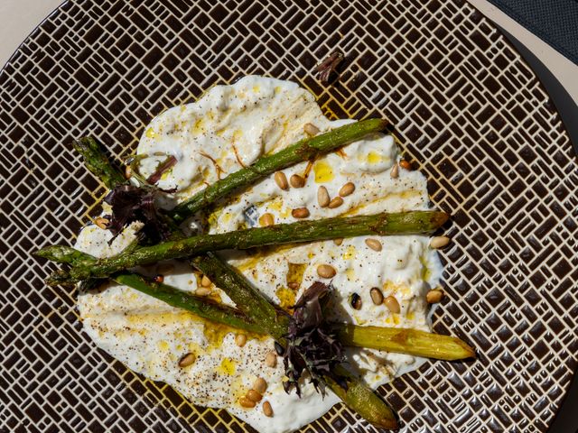 Brasserie La Mule du Pape Asperges grillées sur lit de stracciattella à l’huile d’olive.jpg