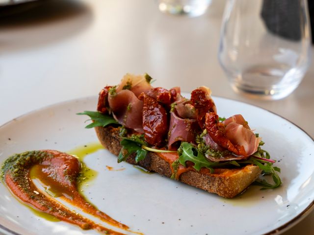Brasserie La Mule du Pape Bruschetta base tomate, jambon cru et tomate séchée & condiment pesto.jpg