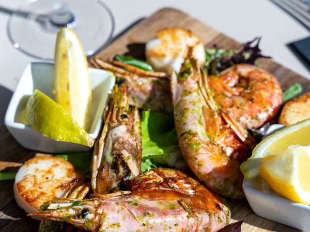 Brasserie La Mule du Pape Duo Saint-Jacques & Gambas servi tiède en persillade.jpg