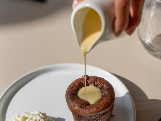 Brasserie La Mule du Pape Moelleux chocolat au coeur coulant, crème anglaise à la vanille & chantilly.jpg
