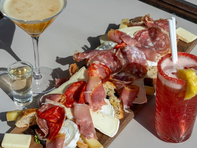 Brasserie La Mule du Pape Planche Mixte, 4 Charcuteries & 4 Fromages.jpg