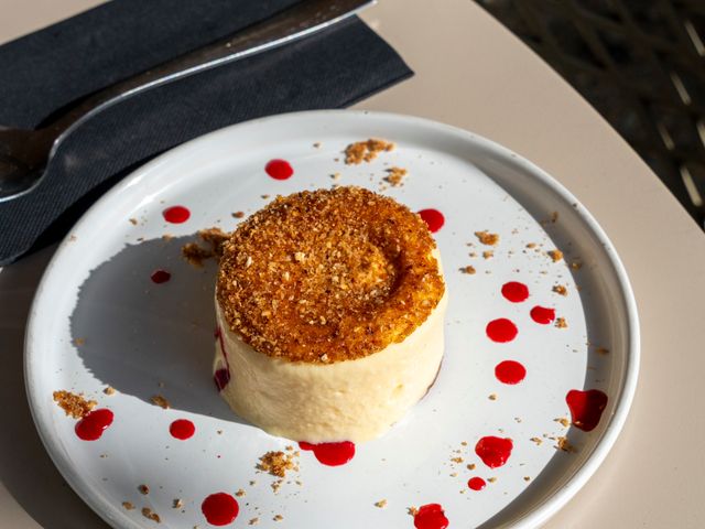 Brasserie La Mule du Pape Soufflé glacé au Grand Marnier, écorces d’oranges confites, et coulis de fruits rouges.jpg