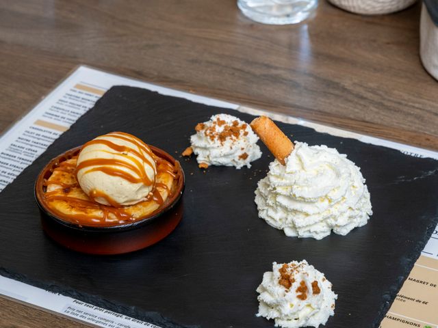 Brasserie La Mule du Pape Tarte tatin aux pommes et boule de glace vanille