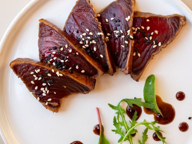 Brasserie La Mule du Pape Tataki de thon,  sauce soja sucré-salé et sésame torréfié.jpg