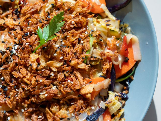 Brasserie La Mule du Pape Wok de légumes façon asiatique, servi avec des nouilles aux oeufs.jpg